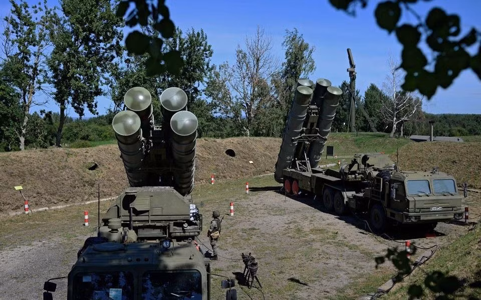 Hệ thống S-400 gây chú ý vì hai lý do quan trọng. Đầu tiên, việc Thổ Nhĩ Kỳ mua Triumf đã khiến quan hệ Washington - Ankara đi xuống đáng kể. Đáp lại, Mỹ đã loại Thổ Nhĩ Kỳ khỏi chương trình F-35.