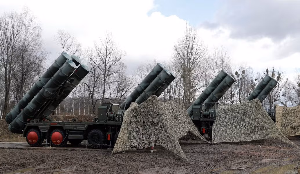 Tuy nhiên điểm yếu rõ ràng của S-400 trước Patriot đó là nó chưa có công nghệ "va chạm động năng", cho thấy độ chính xác và khả năng dẫn đường kém hơn rất nhiều, điều này cũng giải thích vì sao Patriot có giá thành đắt hơn hẳn.