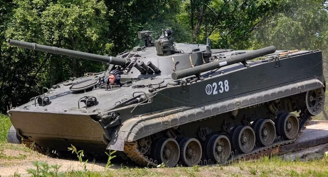 Xe chiến đấu bộ binh BMP-3 được trang bị pháo 2A70 100 mm, đồng thời đóng vai trò là bệ phóng của tên lửa chống tăng 9M117M-1 Arkan, với khả năng xuyên thủng lớp giáp dày tới 750 mm.