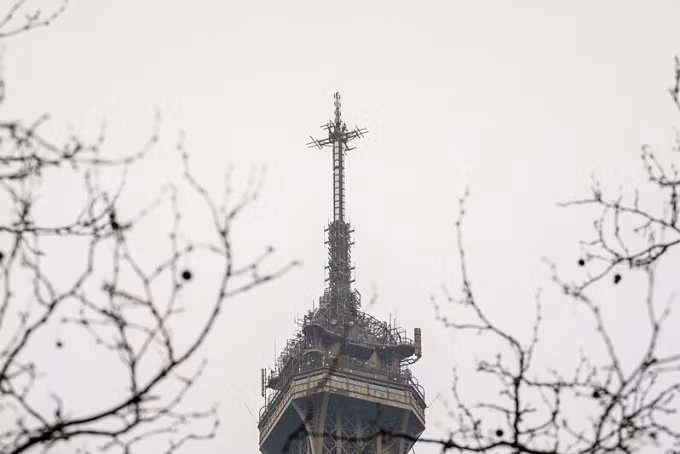 Vào tháng 3/2022, tháp Eiffel cao thêm 6m khi giới chức trách gắn thêm một ăng-ten radio kỹ thuật số mới ở trên đỉnh.