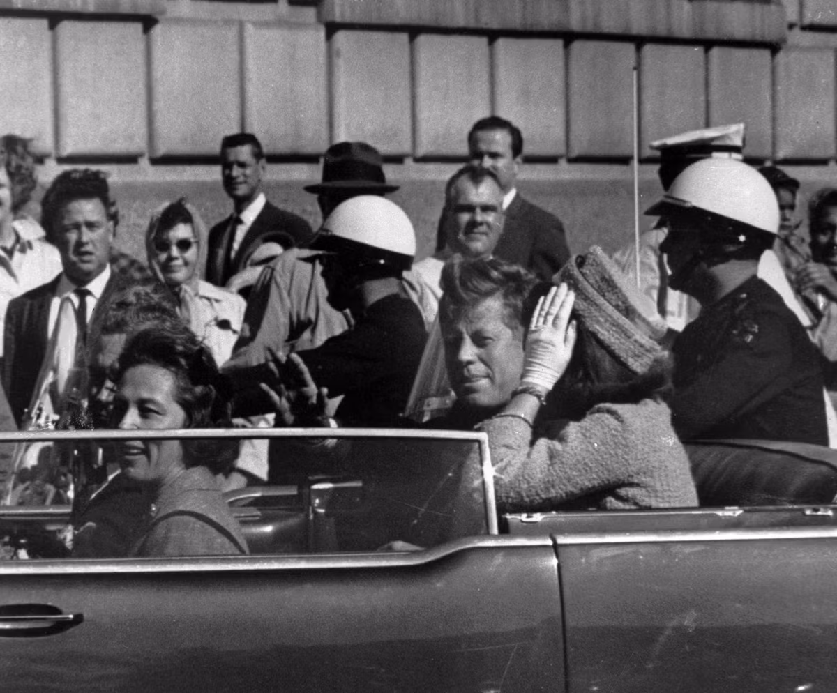Theo đó, Tổng thống Kennedy bị trúng đạn ở đầu và cổ. Dù nhanh chóng được đi cấp cứu tại bệnh viện Parkland nhưng ông chủ Nhà Trắng không qua khỏi do bị thương quá nặng. Cái chết của ông khiến dư luận Mỹ cũng như thế giới bàng hoàng và đau xót.