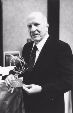 Năm 1941, nhà văn khoa học viễn tưởng Mỹ Robert Anson Heinlein đã mô tả về một giai đoạn căng thẳng giữa 2 cường quốc lớn cùng với đó là sự triển khai các vũ khí hủy diệt.