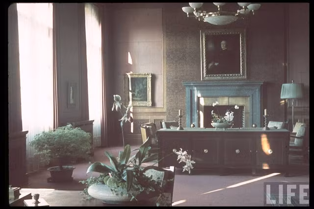 Nhiều bức tranh được bố trí tại nơi làm việc của Hitler thể hiện sở thích nghệ thuật của trùm phát xít.
