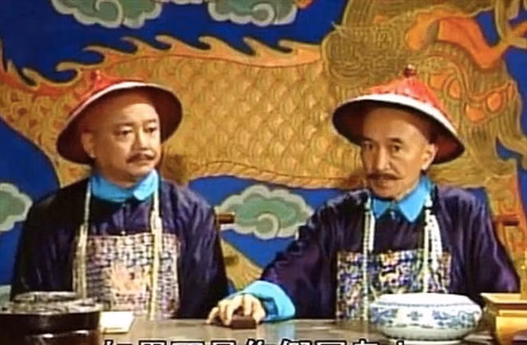 Sinh thời, Lưu Dung là vị quan thanh liêm, chính trực và đa tài. Dù hết lòng vì giang sơn, triều đình nhà Thanh nhưng do đôi lúc nói quá thẳng thắn khiến Vua Càn Long nổi giận. Chính vì vậy, Lưu Dung nhiều lần bị trách phạt và giáng chức.