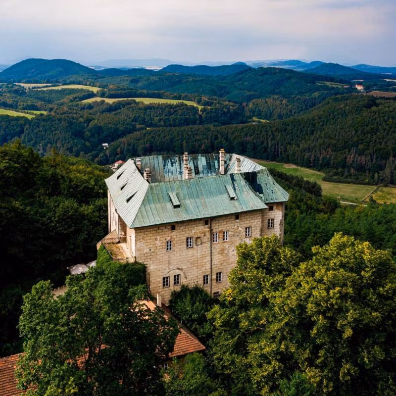 Lâu đài Houska nằm cách thủ đô Prague, Cộng hòa Czech. Đây là một trong những điểm đến nổi tiếng thế giới không chỉ bởi kiến trúc độc đáo mà còn gắn liền với câu chuyện liên quan đến " cổng địa ngục".