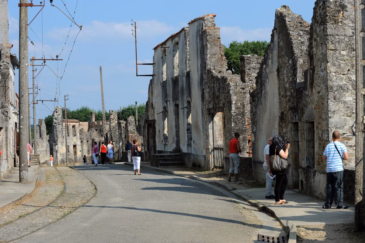 Thị trấn Oradour-sur-Glane của Pháp có một quá khứ đau thương và chết chóc. Vào chiều 10/6/1944, quân đội phát xít Đức thực hiện cuộc thảm sát đẫm máu tại thị trấn này khiến 642 người thiệt mạng. Sau đó, lính Đức đốt phá nơi này.