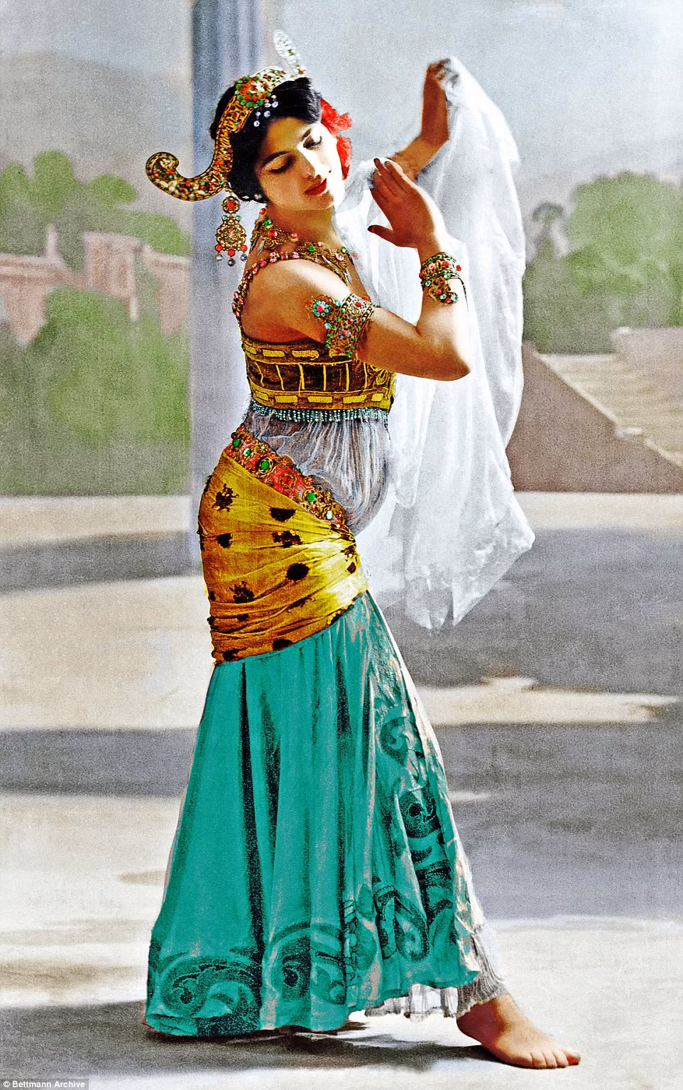Sau khi Thế chiến 1 nổ ra vào năm 1914, Mata Hari rơi vào tầm ngắm của thế giới tình báo. Vào mùa thu năm 1915, bà đã tới The Hague theo lời mời của Karl Kroemer - lãnh sự danh dự của Đức tại Amsterdam. Tại đây, ông Kroemer đề nghị trả cho nữ vũ công 20.000 franc để bà làm công việc do thám cho Đức. Khi ấy, Mata Hari đồng ý làm gián điệp.
