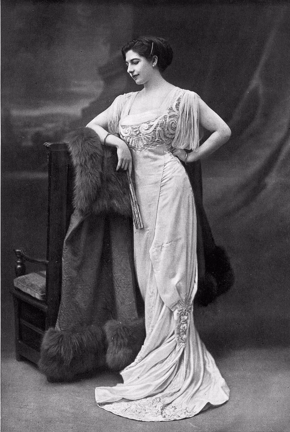 Vào mờ sáng ngày 15/10/1917, Mata Hari bị hành hình. Ở thời khắc cuối cùng, bà đi với tư thế ngẩng cao đầu, từ chối deo băng bịt mắt và không muốn bị buộc vào cột để xử bắn. Theo đó, nữ vũ công kiều diễm, hiên ngang đối mặt với cái chết.