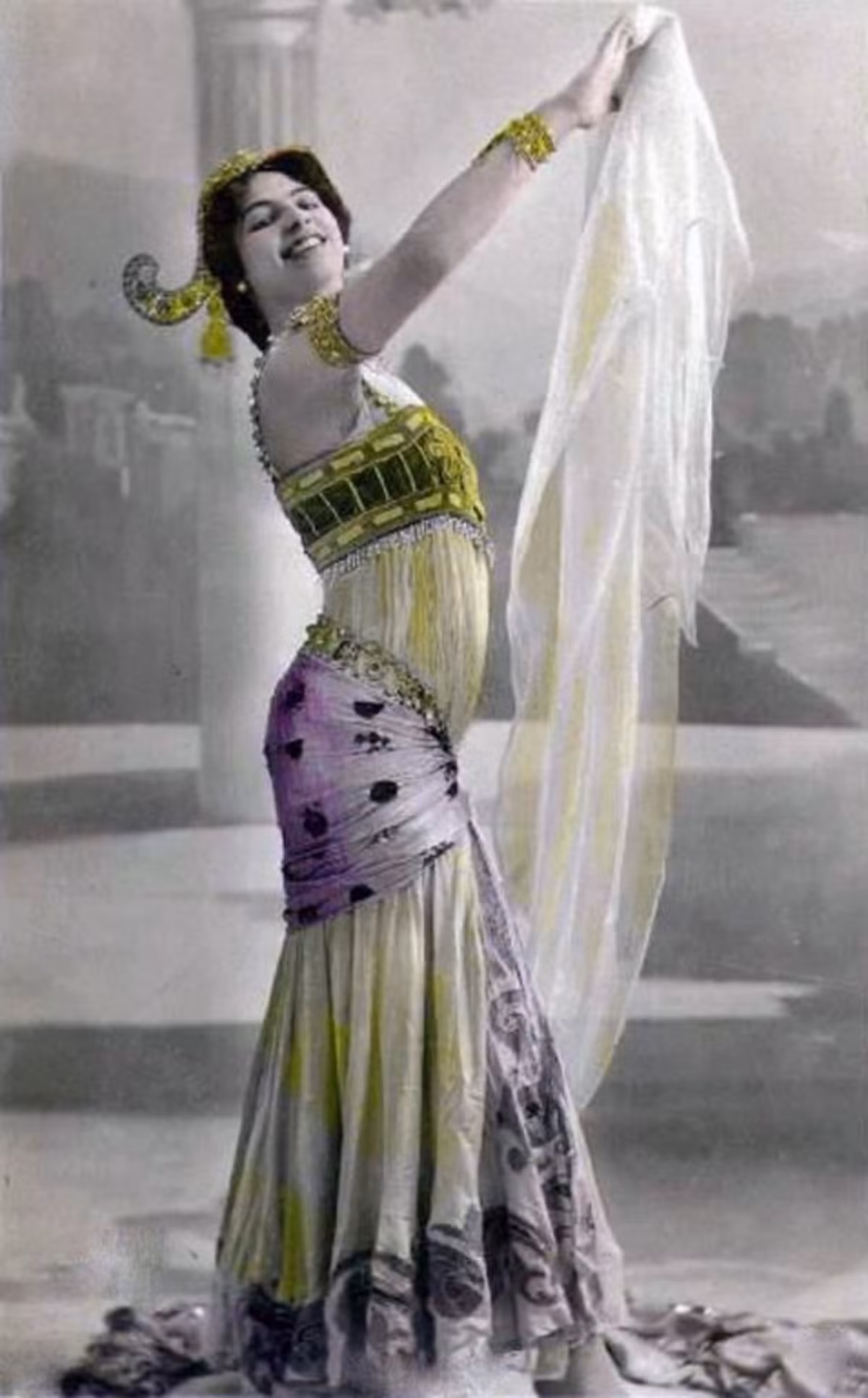 Sau đó, Mata Hari đi vòng quanh châu Âu trước khi trở về Paris. Tiếp theo, bà được Georges Ladoux - lãnh đạo đơn vị phản gián Deuxième Bureau mới được Bộ Chiến tranh Pháp thành lập chiêu mộ làm gián điệp. Do vậy, bà làm điệp viên 2 mang và kiếm được những khoản tiền lớn để tiêu xài xa hoa.