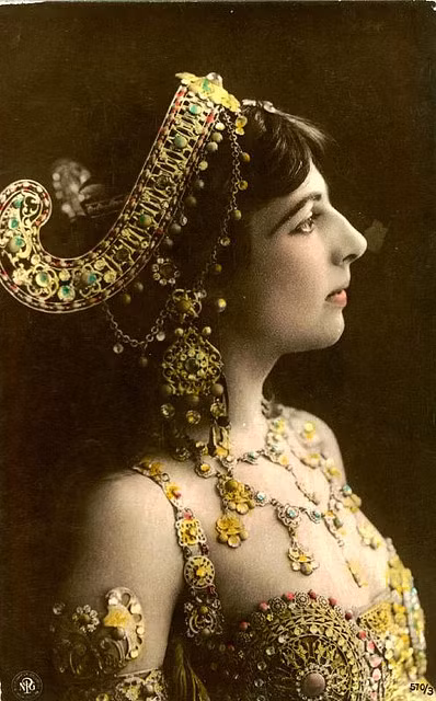 Khi 18 tuổi, Mata Hari đọc báo và thấy một bài quảng cáo do Đại úy Rudolf MacLeod đăng tin tuyển vợ. Sau 6 ngày gặp mặt, hai người đính hôn rồi kết hôn. Cuộc sống hôn nhân của họ không hạnh phúc khi MacLeod ngập trong nợ nần, rất lăng nhăng và mắc bệnh giang mai. Đến năm 1902, hai người ly hôn.