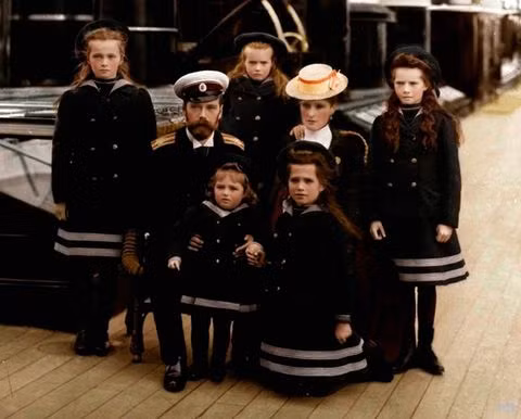 Cụ thể, vào ngày 17/7/1918, Sa hoàng Nicholas II cùng hoàng hậu Alexandra Feodorovna, 4 con gái gồm công chúa Anastasia, Maria, Tatyana và Olga và hoàng tử Alexei cũng như người hầu bị sát hại ở Yekaterinburg. Theo một số nhà nghiên cứu, kết cục của Sa hoàng Nicholas II và hoàng tộc Romanov do Grigoriy Rasputin gây nên.