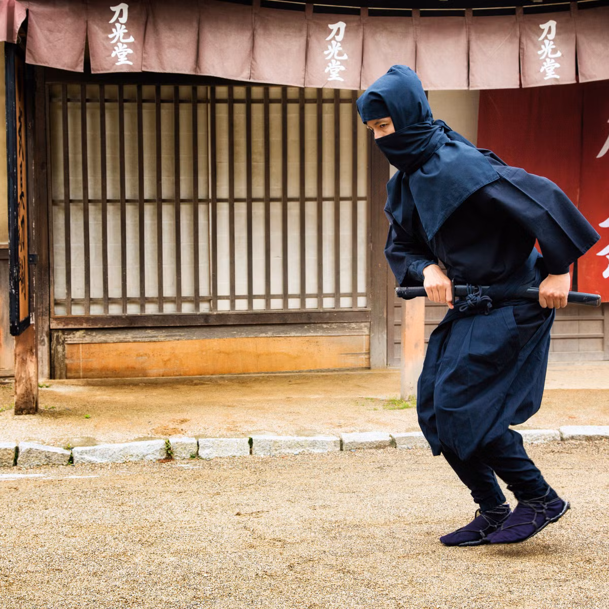 Không chỉ dùng để tấn công kẻ địch, Shuriken còn được ninja sử dụng hiệu quả khi đánh lạc hướng hoặc "cắt đuôi" sự truy đuổi của đối phương.