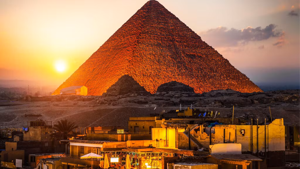 Đại kim tự tháp Giza là một trong 7 kỳ quan thế giới cổ đại. Công trình này có niên đại hơn 4.500 năm tuổi và là kỳ quan thế giới duy nhất còn tồn tại đến ngày nay.