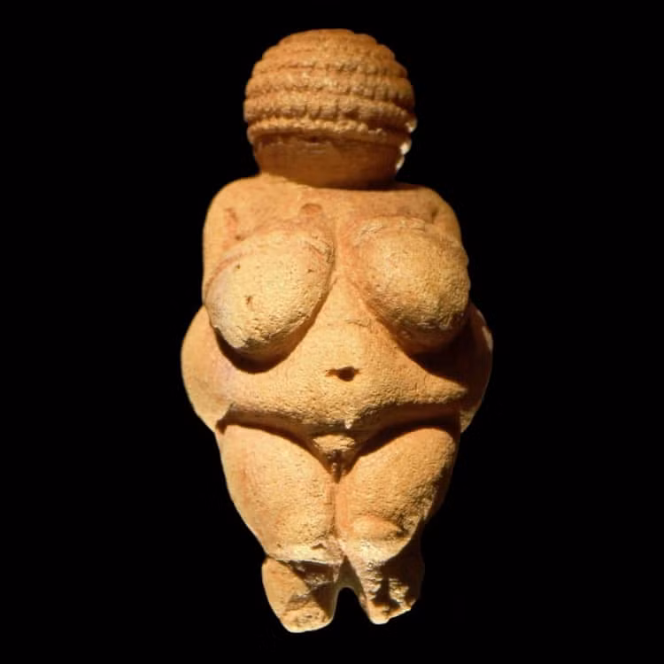 Theo các chuyên gia, bức tượng thần Venus của Willendorf cao 11 cm và có niên đại khoảng 30.000 tuổi. Bức tượng khắc họa hình ảnh một phụ nữ trưởng thành nhưng không có gương mặt. Người này có vùng hông lớn, bụng nhô ra, ngực to và trên đầu đội mũ hoặc làm tóc cầu kỳ.