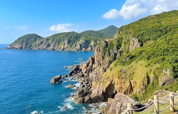 “Mình thích hoa vàng trên cỏ xanh, những cánh đồng đầy nắng, những bãi rêu xanh trên nền biển, thích những cánh đồng bát ngát… Phú Yên làm mình thương nhớ nên đã quay lại nơi này lần hai”, du khách 25 tuổi, đến từ Hà Nội, chia sẻ.