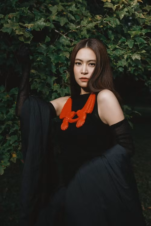 Theo Saostar, tháng 1/2023, trong một clip hậu trường, Hoàng Thuỳ Linh xem lại đoạn ngắn trích từ MV Miền đất hứa. Cô nhận được câu hỏi rằng: "Ở trong MV có hình ảnh giống đám hỏi. Với ca khúc này, mọi người gán ghép Hoàng Thùy Linh với những người có liên quan. Với những tin đồn hẹn hò như thế, bạn có suy nghĩ như thế nào?". Ảnh: FBNV.