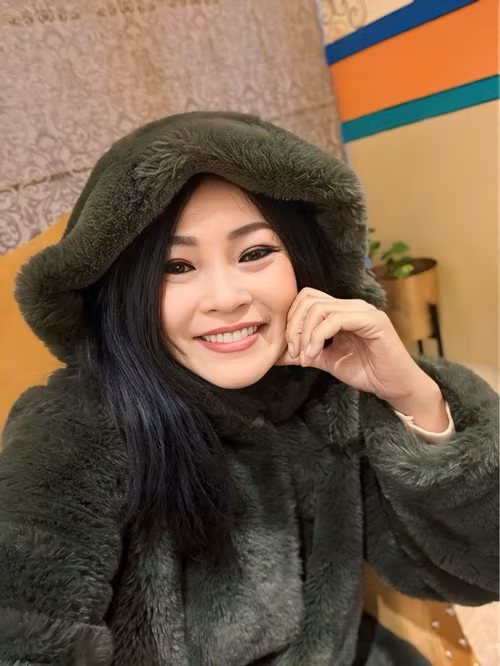 Trong chuyến thăm người yêu ngoại quốc, "chị Chanh" không hé lộ bất kỳ hình ảnh nào về nửa kia.