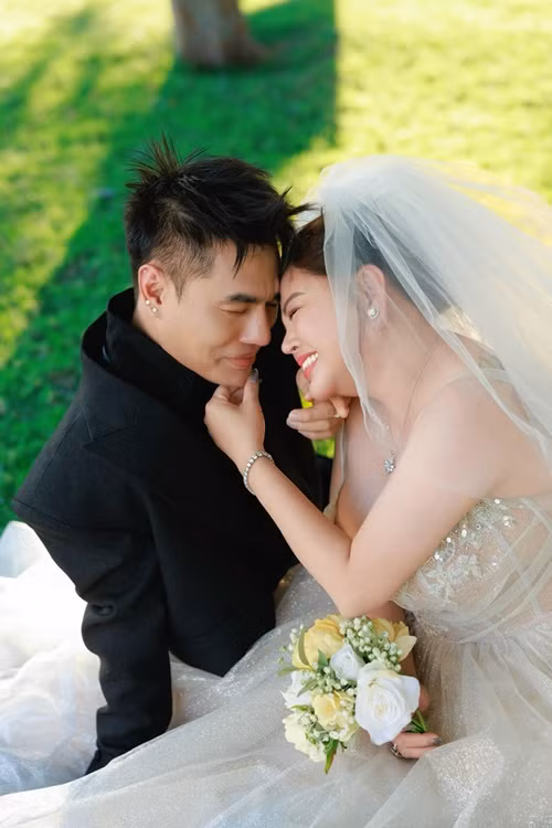 Cả hai hóa thân một đôi bạn cùng nhau đi xuất khẩu lao động.