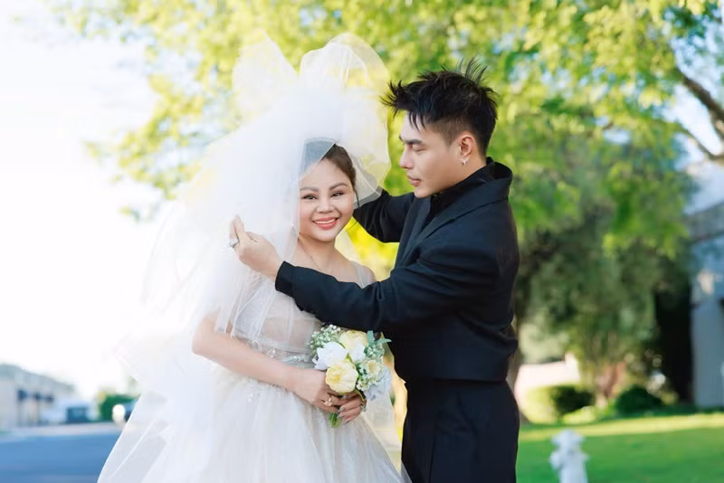Mới đây, Lê Dương Bảo Lâm - Lê Giang hóa thân cô dâu, chú rể.