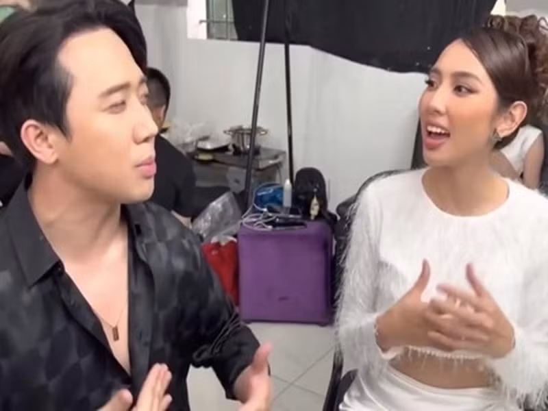 Trong hậu trường chương trình Người ấy là ai, khi Hoa hậu Thùy Tiên nói về mẫu bạn trai có tâm và tài, không quá quan trọng ngoại hình, Trấn Thành hỏi người đẹp: "Em nghĩ sao về diễn viên Anh Đức?". Phía Thùy Tiên ngượng ngùng nói: “Mình có thể cắt ngang đoạn này được không ạ?”. Ảnh: Tiền Phong.