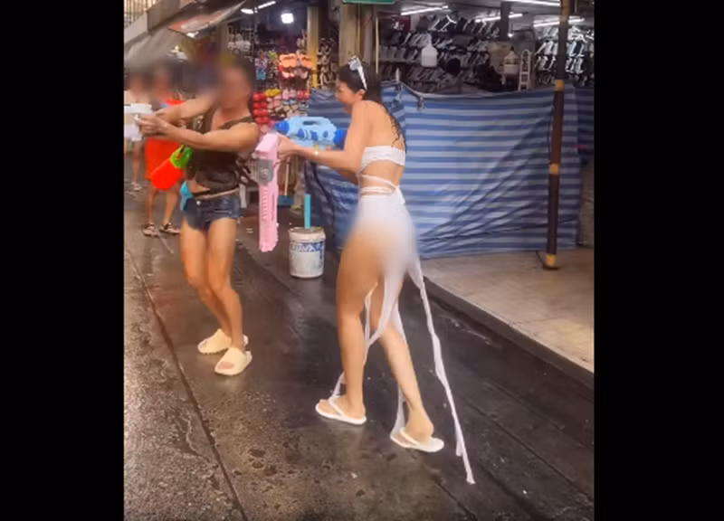 Nữ người mẫu quậy tưng bừng ở lễ hội té nước.