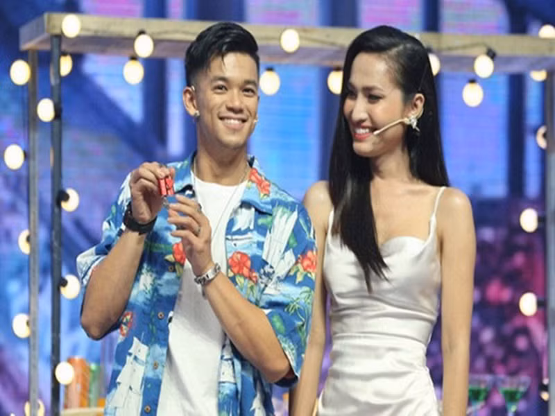 Trọng Hiếu từng công khai hẹn hò Hoài Sa. Nữ ca sĩ chuyển giới thích Trọng Hiếu khi cả hai tham gia Vietnam Idol 2015. Vào thời điểm đó, Hoài Sa chưa chuyển giới. Năm 2020, trong chương trình Tình yêu hoàn mỹ, người đẹp chuyển giới quyết định chọn Trọng Hiếu trong số 10 chàng trai tỏ tình. Sau gameshow, Hoài Sa và Trọng Hiếu bắt đầu tìm hiểu nhau. Ảnh: VTV.