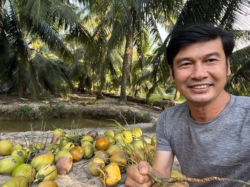 Trên trang cá nhân, Tiết Cương thường chia sẻ video ghi lại khoảnh khắc đời thường của 2 vợ chồng. Nam diễn viên vẫn tích cực làm nghệ thuật, song song với các hoạt động như mua bán xe cổ, cho thuê nhà… để đảm bảo nguồn thu nhập ổn định. Anh còn tích cực phụ vợ bán hàng online.