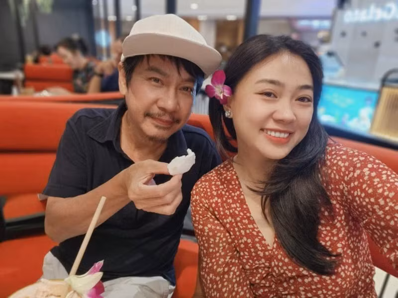 Lê Huỳnh lớn tuổi và nhiều kinh nghiệm sống nên luôn cố gắng chủ động trong mọi việc. Sau những lần mâu thuẫn, anh luôn là người làm lành trước. Anh tâm sự: "Vợ tôi là một người tâm lý, suy nghĩ chín chắn. Chúng tôi đồng điệu từ cách ăn mặc, sở thích cho tới thói quen, lối sống. Chúng tôi thoải mái thể hiện tình cảm, không có gì phải e dè khi ra đường".