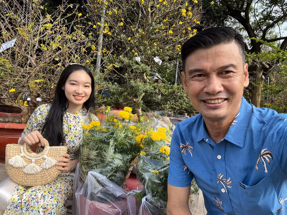 “Thời độc thân, tôi hiếm khi về chăm nom nhà cửa. Có vợ, tôi dần thay đổi tính cách, biết chăm sóc, yêu thương và hiểu hơn về giá trị của mái ấm gia đình", nam diễn viên từng chia sẻ.