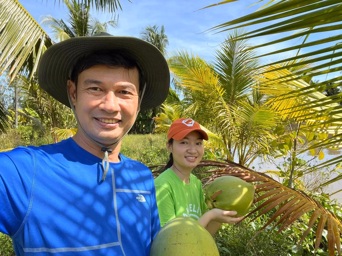 Với Tiết Cương, sau nhiều năm bôn ba, đã đến lúc muốn dành thời gian nghỉ ngơi bên tổ ấm nhỏ. Cuộc sống thanh bình ở quê nhà, tránh xa sự ồn ào phố thị là điều anh mong mỏi khi về hưu.