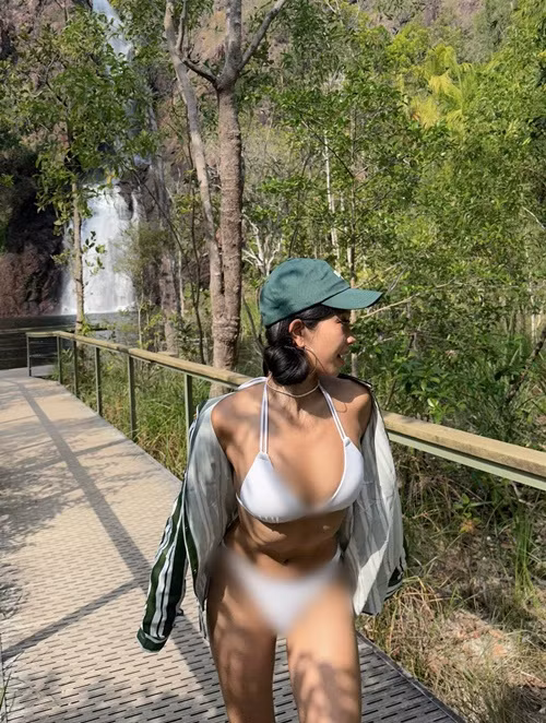 Mới đây, loạt ảnh hot girl Esther giữa chốn rừng sâu nước thẳm nhận được sự chú ý của nhiều cư dân mạng.