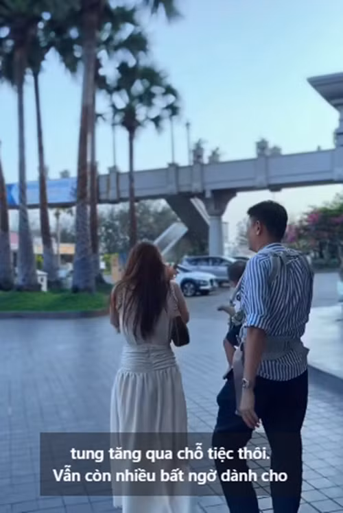 "Sinh nhật mỗi năm đều có mà cái khó là bất ngờ mỗi năm mỗi khác. Dù đơn giản hay cầu kỳ thì em cũng đã kiên trì 8 năm rồi nhé", Minh Hằng nhắn nhủ người bạn đời.