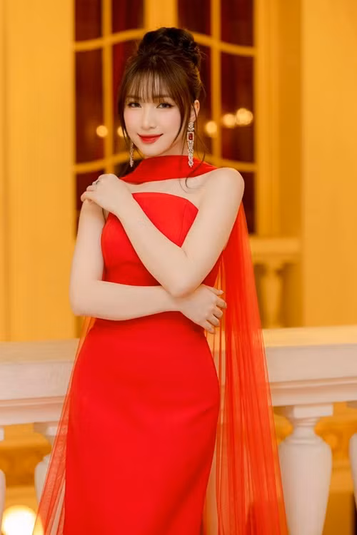 Khi Đức Chinh - Mai Hà Trang đăng ảnh đi du lịch, Hòa Minzy trêu chọc đàn em: “Hà Đức Chinh số hưởng nhỉ”. Đức Chinh đáp lại: “Nhưng hơi vất vả chị ạ”. Nhanh chóng, Hòa Minzy phản hồi: “Vất thế ai cũng thích”. Ảnh: FBNV.