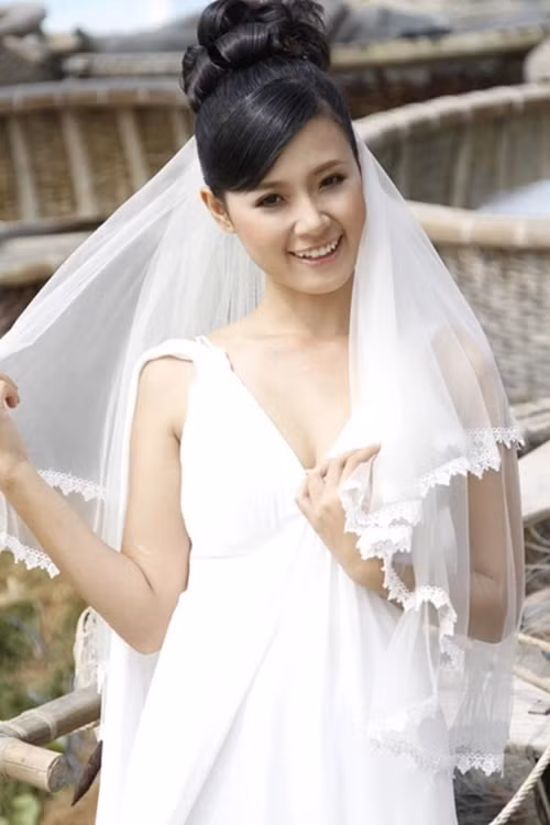 Đóng bộ phim Tóc rối ra mắt cách đây nhiều năm, diễn viên Midu hóa cô dâu. Ảnh: Đời Sống Việt Nam.