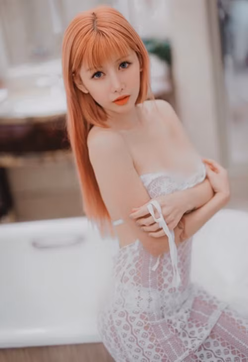 Cô nàng chẳng ngại ngần diện đồ thiếu vải.