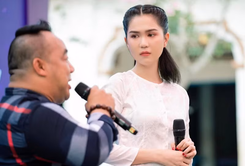 Nữ người mẫu Ngọc Trinh vừa đi từ thiện ở quê nhà Trà Vinh.