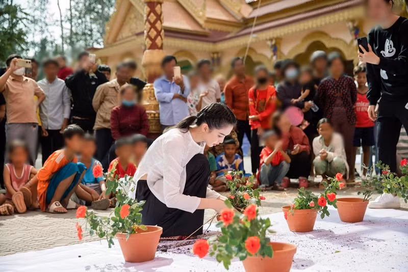 Ngọc Trinh chăm làm từ thiện. Tháng 8/2020, chân dài gốc Trà Vinh ủng hộ 100 triệu đồng để chống dịch COVID-19. Tháng 3/2020, Ngọc Trinh đóng góp 200 triệu đồng để giúp đỡ bà con miền Tây ứng phó với hạn mặn.