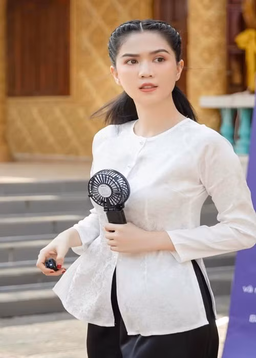 Chân dài ban đầu định thực hiện kế hoạch này trong năm 2023. Tuy nhiên, Ngọc Trinh vướng vòng lao lý vào tháng 10/2023 và nhận án treo vào đầu tháng 2. Vì vậy, người đẹp chưa thể thực hiện kế hoạch thiện nguyện như đã định.