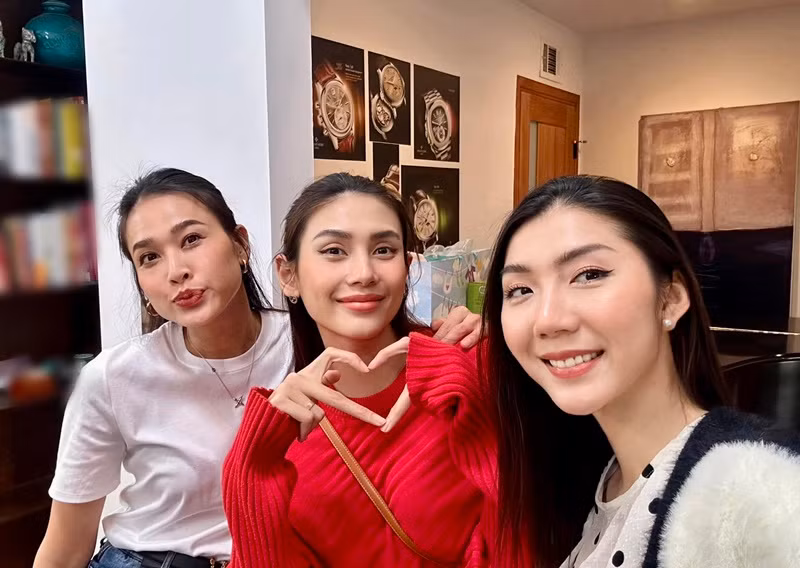 Ở Mỹ, Võ Hoàng Yến có một số bạn bè thân thiết như Dương Mỹ Linh, Ngọc Quyên.