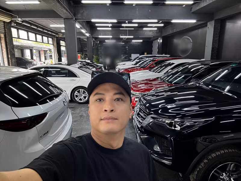 Hồng Đăng từng ám chỉ dừng hoạt động showbiz. “Hôm nay có cô em khá thân nhắn tin hỏi mình về việc chuyển hướng kinh doanh và nói số học của mình về nghệ thuật đến điểm dừng rồi, cố cũng chỉ đến năm 2027. Mình bảo chuẩn rồi em”, anh chia sẻ.