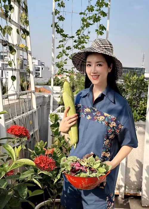 Người đẹp dành thời gian chăm sóc cho khu vườn trên sân thượng ở biệt thự.