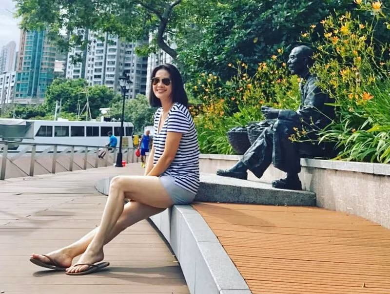 Cô thoải mái mặc đồ bộ khi ở nhà, trang phục năng động khi đi dạo.