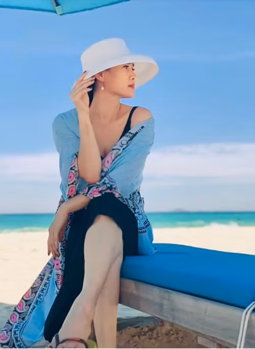 Thân Thúy Hà khoe vẻ nữ tính với váy áo thướt tha khi đi du lịch.
