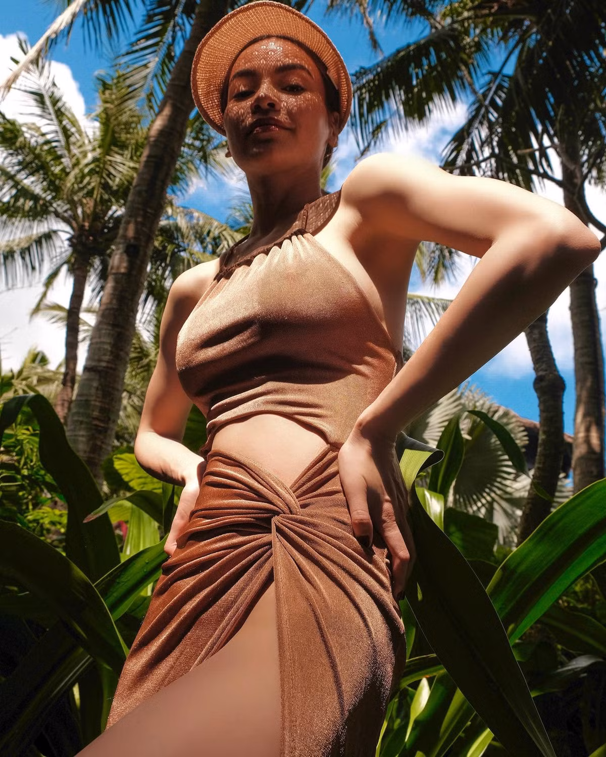 Hồ Ngọc Hà thường chọn những mẫu đầm, bikini màu nude, nâu, đen có nhiều điểm nhấn cut-out.