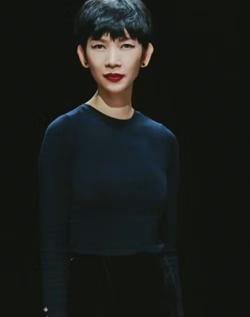 Làm mẹ đơn thân nhiều năm, Xuân Lan muốn có cảm giác gia đình. Khi tìm được một người đàn ông để con gái yêu thương, tự hào, Xuân Lan từ Sài Gòn chuyển ra Hà Nội để lập gia đình. Thế nhưng chỉ sau vài tháng sống chung, Xuân Lan chia tay người đàn ông cô định lấy làm chồng vì không cảm nhận được không khí gia đình. Ảnh: FBNV.