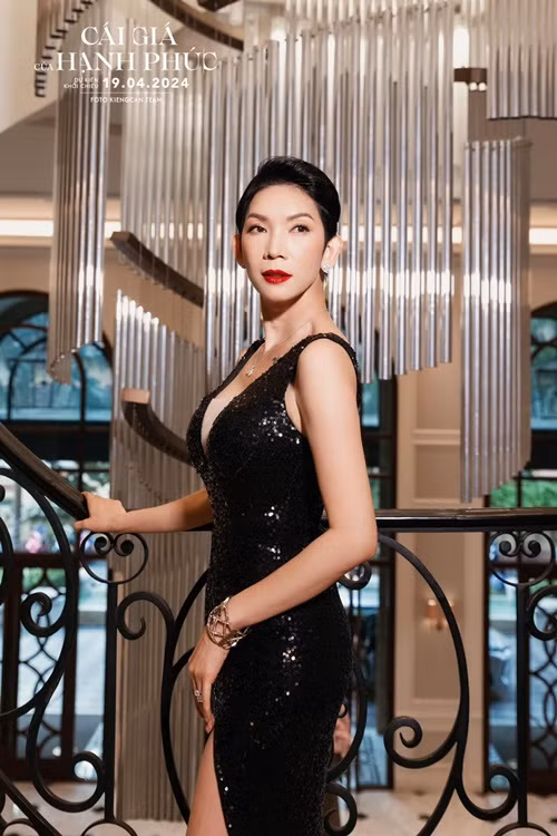 Cô chia sẻ trong chương trình Sau ánh hào quang, dù liên tục được cảnh báo bạn trai ca sĩ là người đồng tính nhưng cô không bận tâm, thậm chí vất vả "chữa gay" cho bạn trai. Ảnh: FBNV.