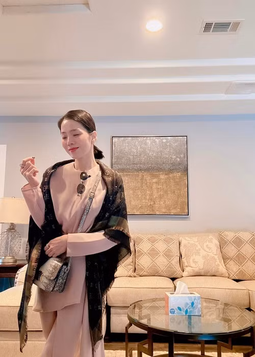 Khi bị một số antifan nhắc lại ảnh kém sắc, ca sĩ Lệ Quyên đáp trả: "Giờ chị mới biết có cả photoshop cho hình thật xấu như thế này em ạ, thường người ta hay sửa đẹp sống ảo hơn. Một cái ảnh dìm hàng lại làm chị vui vì kể cả hình có xấu, ở ngoài đẹp nó "happy" hơn đó em, đời thật mới quan trọng, sợ hình đẹp quá ngoài nhận không ra mới chết dở".