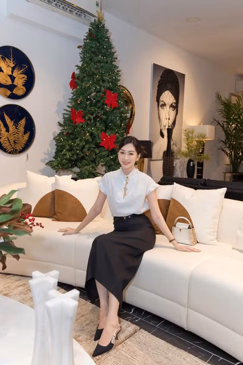 Một số người cho rằng nàng hậu có phần mũm mĩm hơn trước chỉ là do tăng cân nhẹ. Ảnh: FBNV.