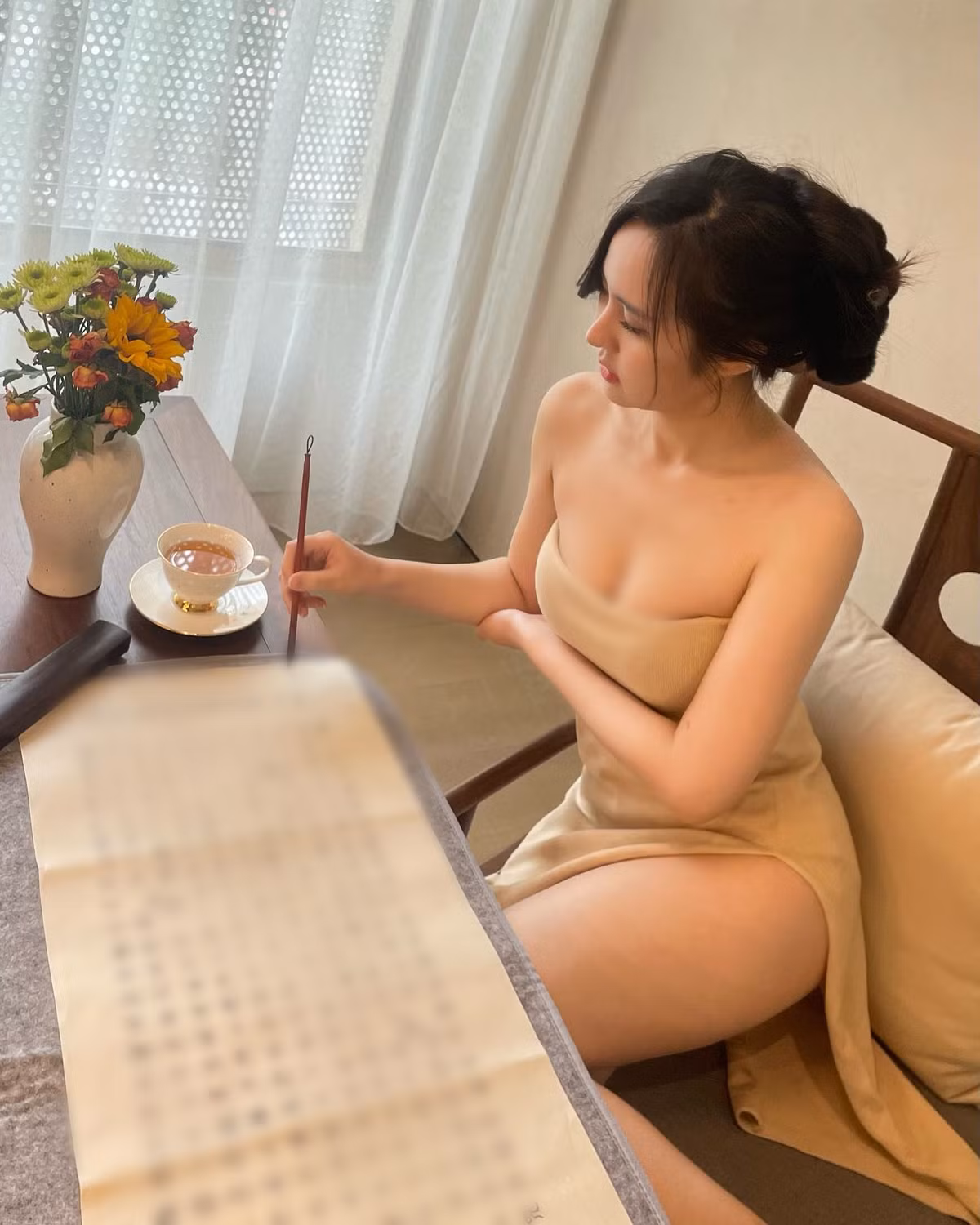 Lệ Phi cho biết, cô từng học Đại học Sư phạm Hàng Châu và Đại học Khoa học và Công nghệ Bắc Ninh. Trang cá nhân của hot girl hiện tại có 381.000 người hâm mộ.