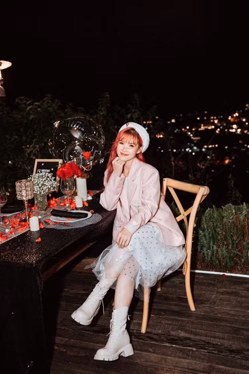 Nhiều fan lo lắng khi Khởi My thường xuyên nhuộm tóc. Cô giải thích: "Cứ mỗi lần nghe tôi nhuộm tóc là thế nào cũng có bình luận sợ tôi rụng tóc. Không có đâu mọi người ơi, tóc Khởi My ngày càng nhiều, giờ tiệm làm tóc chê hao thuốc quá. Biết cách chăm và tìm được chỗ nhuộm xịn thì cứ yên tâm lên màu nha".